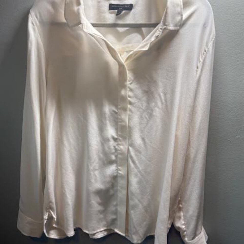 100% Silk Banana Republic Button-Down Blouse - Large
